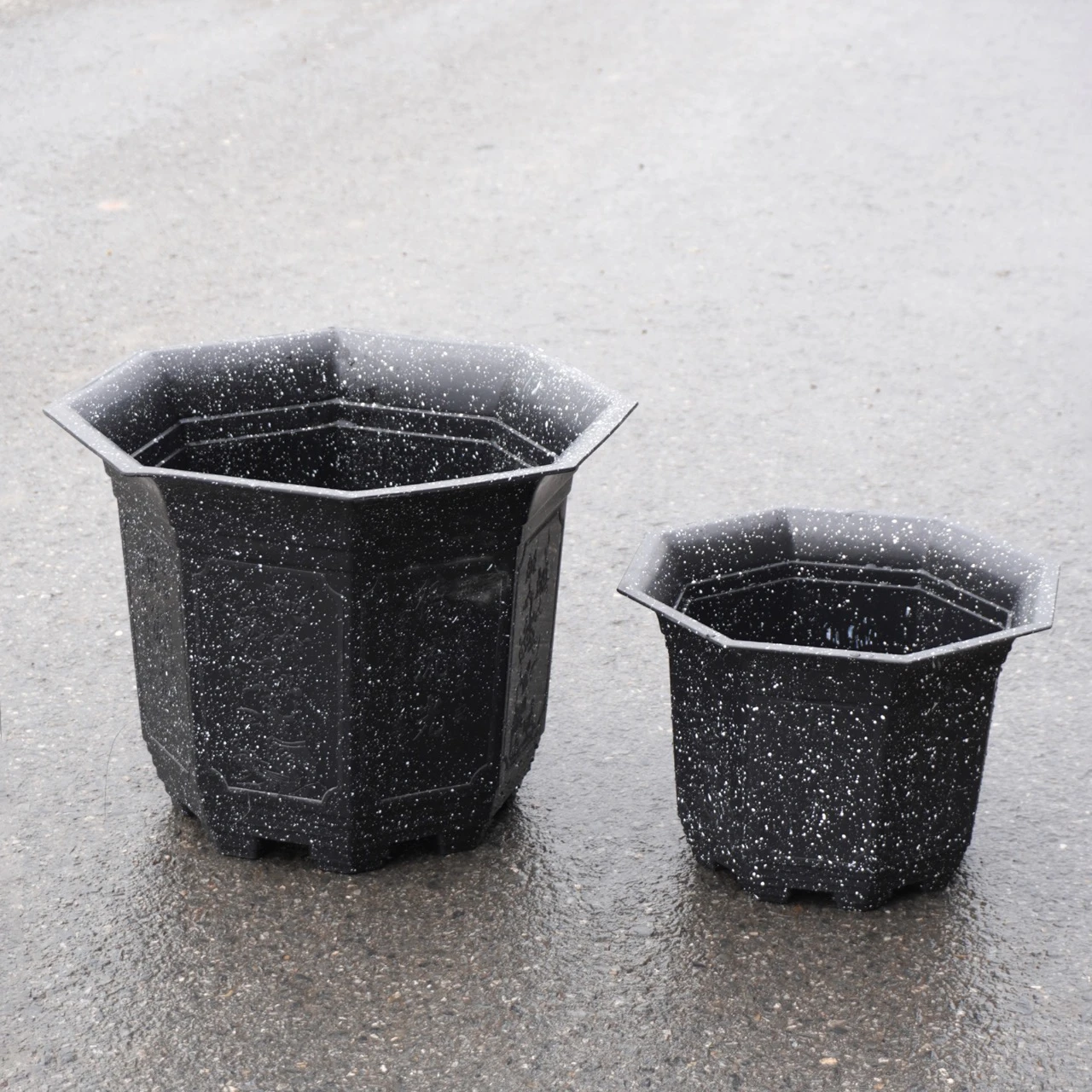 Chậu nhựa hình bát giác màu đen giả đá trồng hoa, cây cảnh